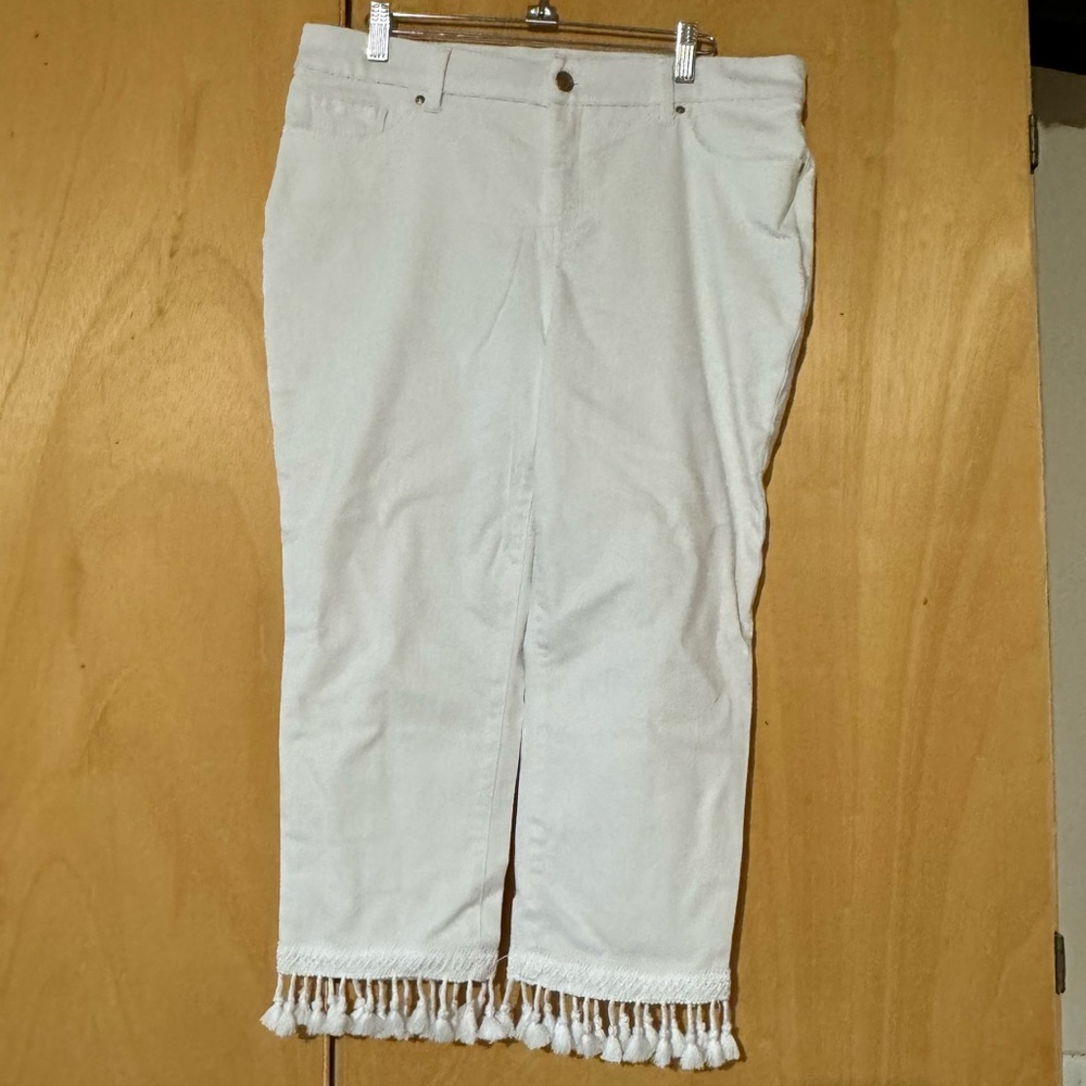 Chico’s So Slimming Perfect Stretch Tassel Girlfriend Slim LegCapri Jeans.